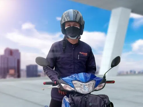 พนักงานส่งเอกสารประจำบริษัท