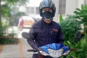 แมสเซนเจอร์ นั่งบนมอเตอร์ไซค์